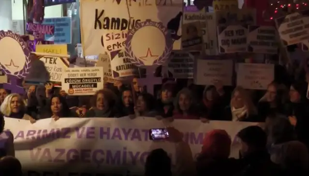 İzmir’de kadınlar sokağa çıktı: Haklarımızdan vazgeçmiyoruz!