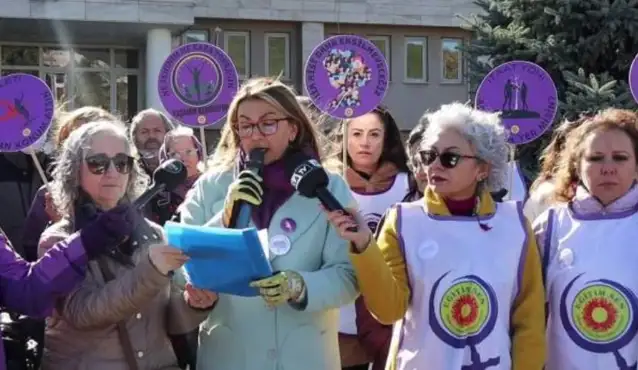 Kadın cinayetlerini protesto eden kadınlara para cezası verildi