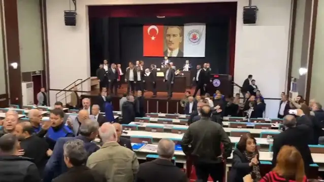 Belediye meclisinde 'kayyım' kavgası: 2 kişi hastaneye kaldırıldı