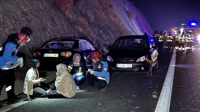 TIR'dan düşen tomruklar 5 araca çarptı: Ölü ve yaralılar var