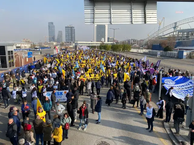 KESK’in ‘Geçinemiyoruz’ mitingi için emekçilerin Atatürk Kültür Merkezi'nden Anadolu Meydanı'na yürüyüşü başladı