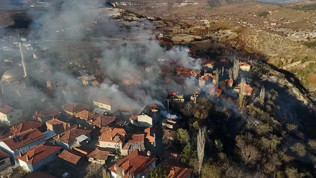 Kütahya'da çöplükte çıkan yangın evlere sıçradı: Yurttaşlar tahliye ediliyor