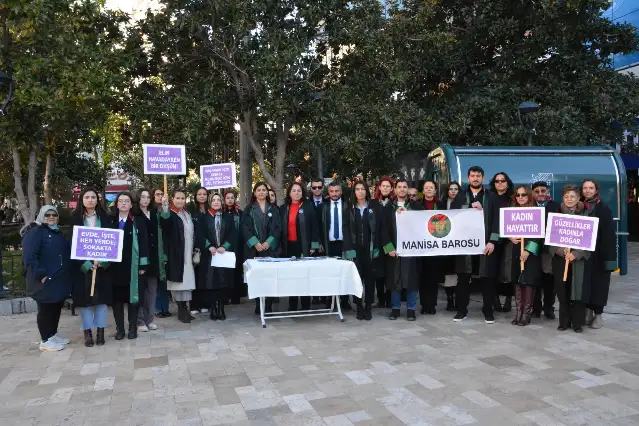 Manisalı hukukçulardan ‘Kadına Şiddeti Durdurun’ eylemi