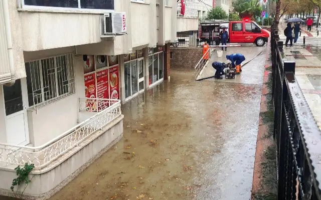 Manisa’da gök yarıldı bardaktan boşalırcasına yağdı