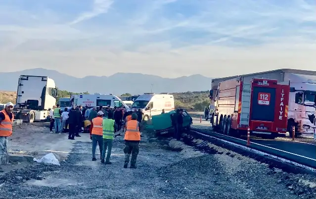 Manisa-Turgutlu yolunda can pazarı