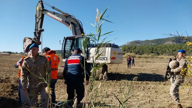 Muğla'da üreticinin 67 yıldır tarım alanı olarak kullandığı arazi, jandarma eşliğinde golf sahası yapılıyor