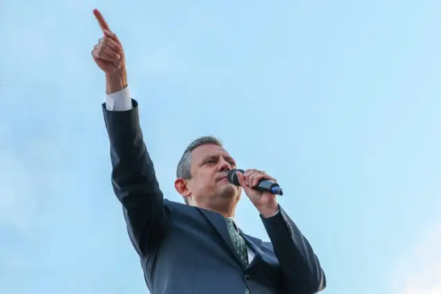 Özgür Özel Esenyurt’ta konuştu: Ahmet Özer göreve dönene kadar direnişe devam edeceğiz