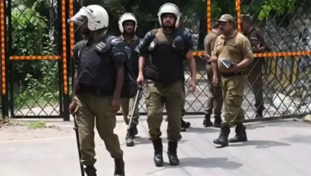 Pakistan'da Şii Müslümanları taşıyan araca düzenlenen silahlı saldırıda 38 kişi hayatını kaybetti
