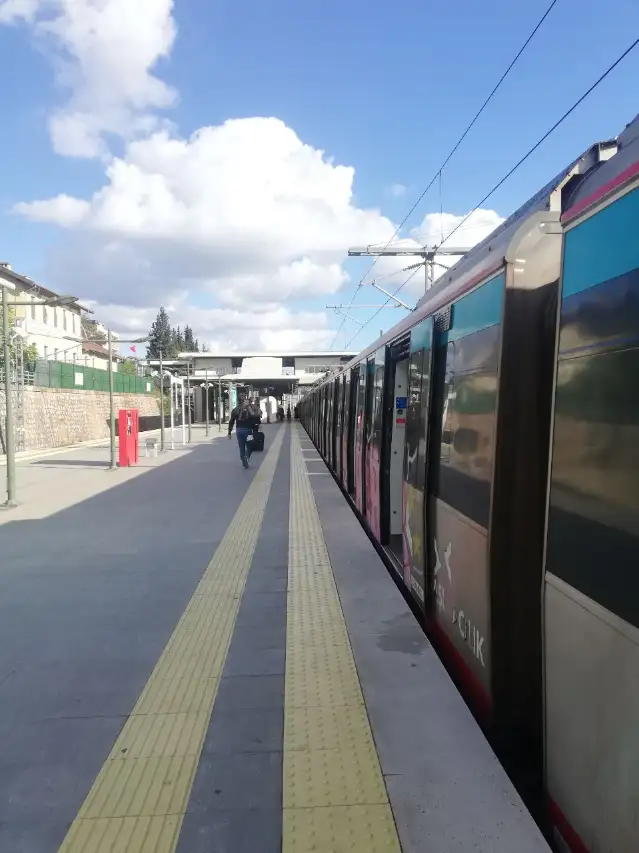 Marmaray demiryolu hattına araç düştü: Seferlerde aksama