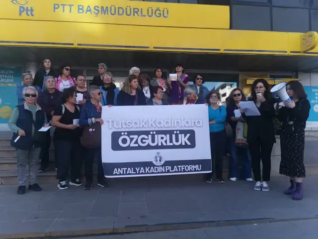 Antalya Kadın Platformu üyeleri tutuklu kadınlara dayanışma kartı gönderdi