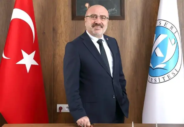 Üniversitede rektörün makam odasında banyo keyfi