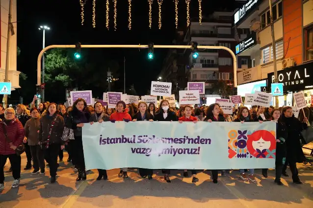 Şehzadeler’de kadınlardan şiddete karşı gece yürüyüşü: Yaşasın kadın dayanışması!