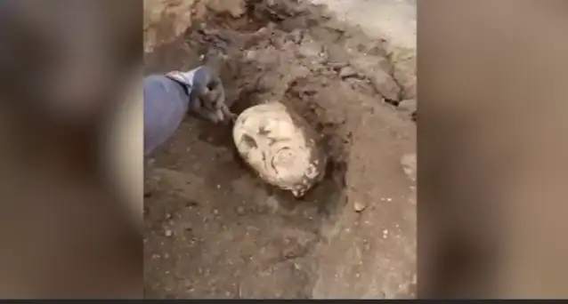 Tripolis Antik Kenti'nde daha önce gövdesi bulunan heykelin başı da gün yüzüne çıkarıldı