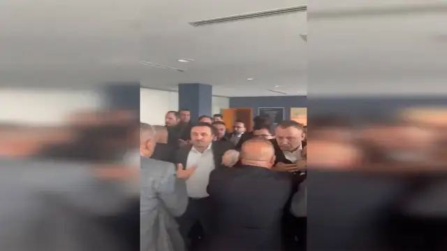 Belediyesi meclisine giren bir grup, CHP'li üyelere saldırdı