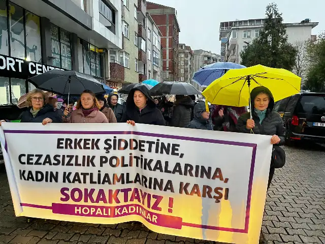 Hopalı kadınlar 25 Kasım için sokağa çıktı