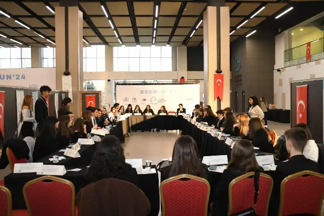 Gençler dünya sorunlarına çözüm aramak için Balıkesir’de buluştu