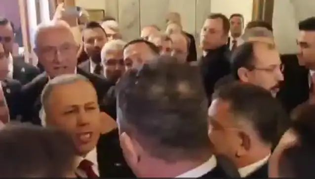 CHP'li vekillerden Bakan Yerlikaya'ya ''kayyım'' tepkisi
