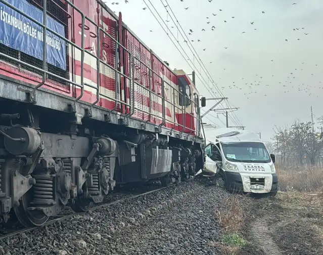 Kırklareli'nde hemzemin geçitte trenin çarptığı servis minibüsündeki 2 kişi yaralandı