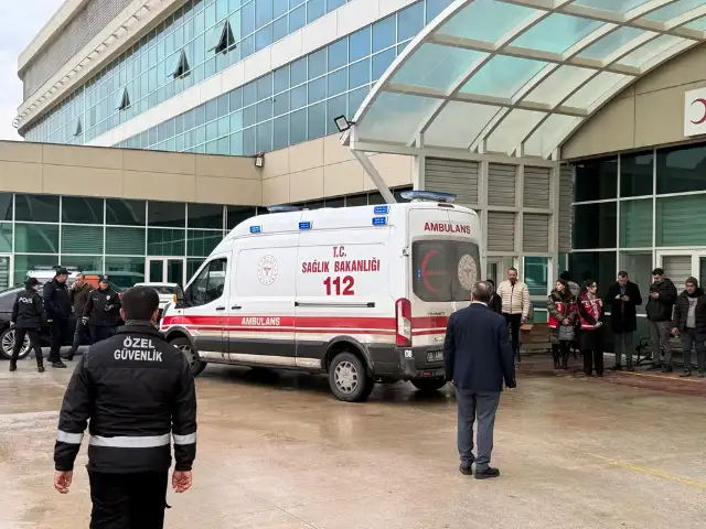 Balıkesir'de okul servisi ile tırın çarpışması sonucu 26 kişi yaralandı