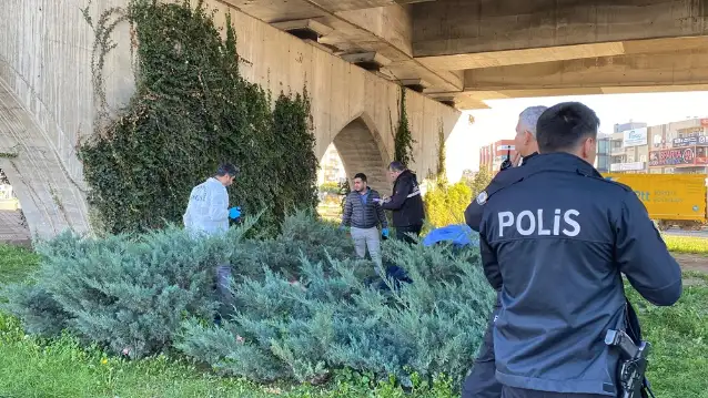 Antalya'da üst geçidin altında battaniyeye sarılı ceset bulundu