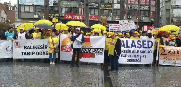 Edremit’te sağlık çalışanlarından “eziyet yönetmeliğine” karşı iş bırakma eylemi