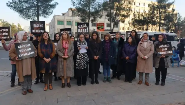 Kayyım atanan Batman Belediyesi önünde seslenen kadınlar: Gaspçılar kaybedecek