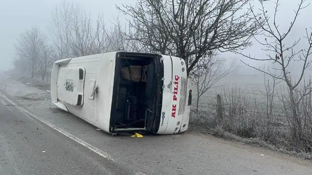 Bolu'da devrilen işçi servis midibüsündeki 9 kişi yaralandı