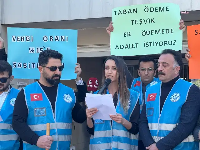 İzmir'de sağlık emekçileri: Memur zammı yüzde 43,93 üzerine çıkmalı