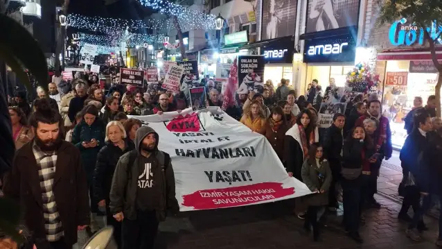 İzmir Yaşam Hakkı Savunucuları ‘Katliam yasasına’ karşı yürüdü: Hiçbir hayvanı sizin kanlı ellerinize teslim etmeyeceğiz