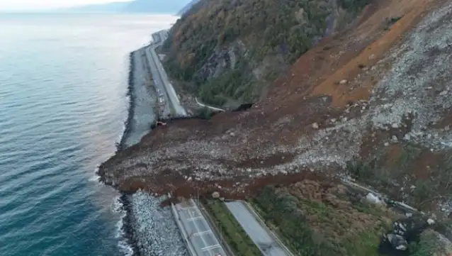 Artvin'de heyelan altında kalan araçtaki 4 kişinin cansız bedenlerine ulaşıldı