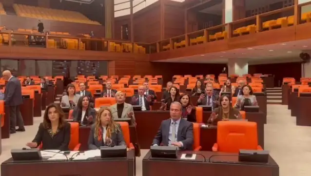 DEM Partili vekiller, Meclis’te kayyım atamalarını protesto etti