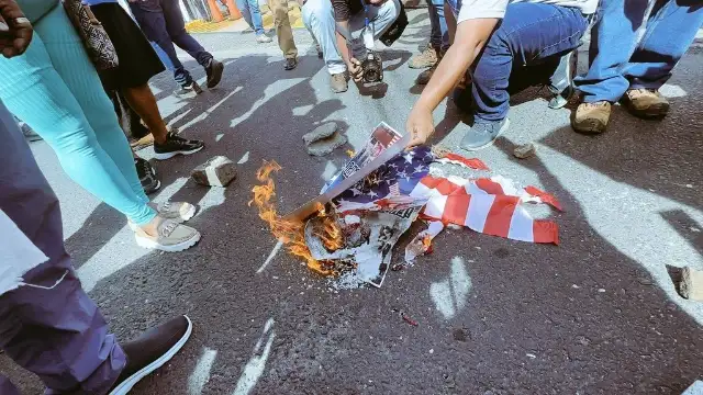 Panama'da meydanlara inen halk, Trump'ın posterlerini yaktı