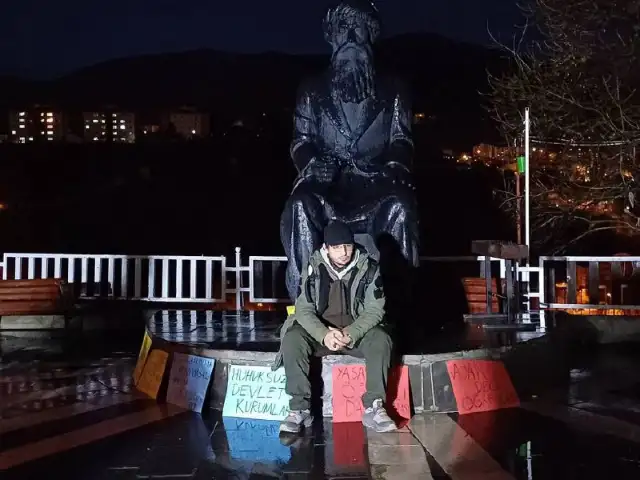 Muhbirlik teklifini kabul etmeyen öğrenci yurttan atıldı, açlık grevine başladı