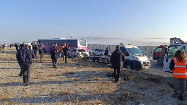Van'da iki ayrı zincirleme trafik kazasında 2 kişi öldü, 15 kişi yaralandı