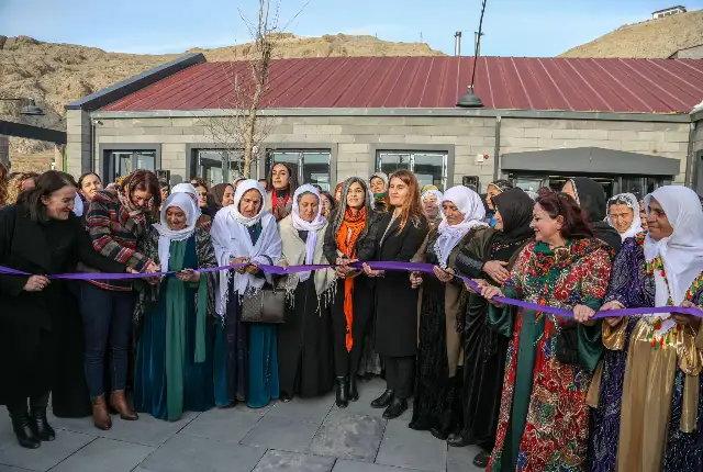 Van Büyükşehir Belediyesi kentte bir ilki gerçekleştirdi: "Kadın Eserleri Kütüphanesi ve Araştırma Merkezi" açıldı.