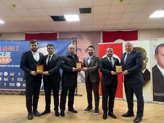 Beşikdüzü Anadolu Lisesi’nde AKP Gençlik Kongresi yapıldı: Sendikadan sert tepki