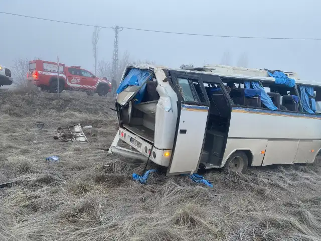 Malatya'da işçi servisinin devrilmesi sonucu 17 kişi yaralandı