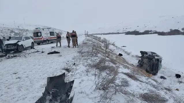 Erzurum'da iki araç çarpıştı, 2 kişi öldü, 3 kişi yaralandı