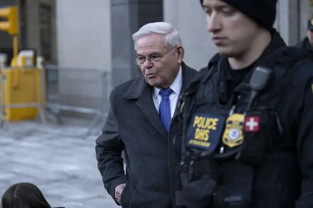 Senatör Menendez'e rüşvet almaktan 11 yıl hapis cezası verildi