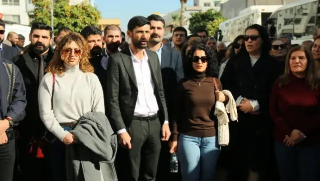 Akdeniz Belediyesi önünde bekleyiş sürüyor