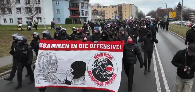Almanya'da aşırı sağcı ırkçı AfD'nin kongresine karşı anti faşist yürüyüş