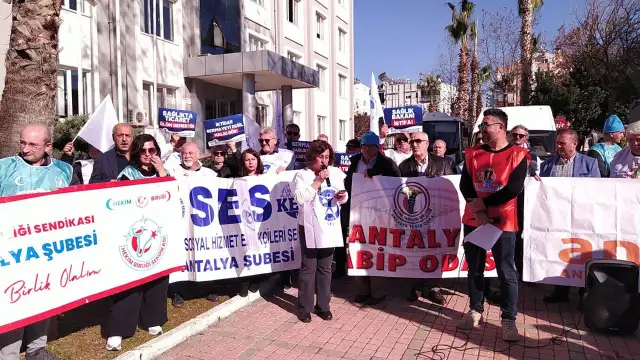 Sağlık emekçileri Antalya’da iş bıraktı