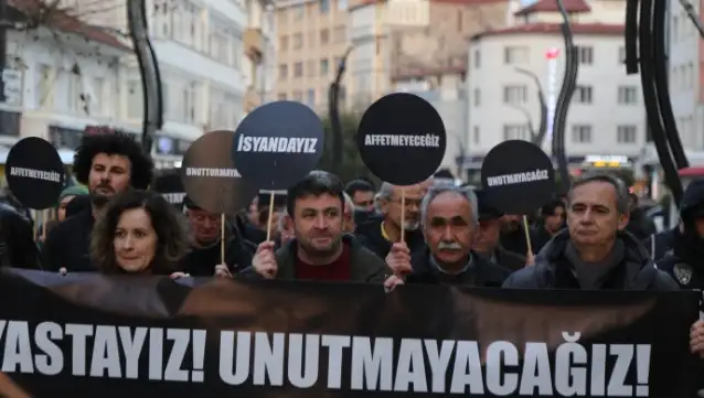 Bolu’da yangın sorumluları yürüyüşle protesto edildi