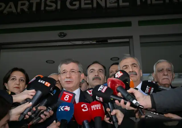 DEM Parti heyeti, Gelecek Partisi Genel Başkanı Davutoğlu ile görüştü