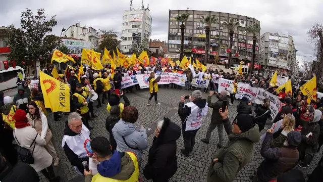Edremit'te kamu emekçileri iş bıraktı: Sefalete teslim olmayacağız