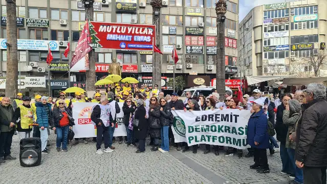 Edremit’te aile hekimleri ve sağlık emekçileri hakları için meydanlara çıktı
