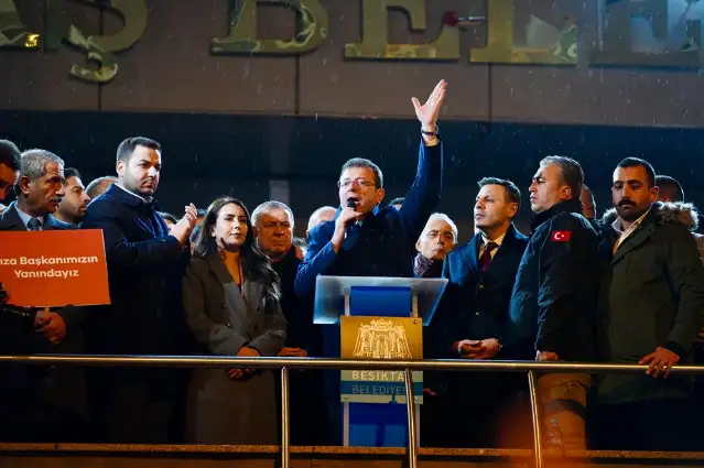 İmamoğlu Beşiktaş Belediyesi önünde konuştu: Asla yılmayacağız, asla yıkılmayacağız