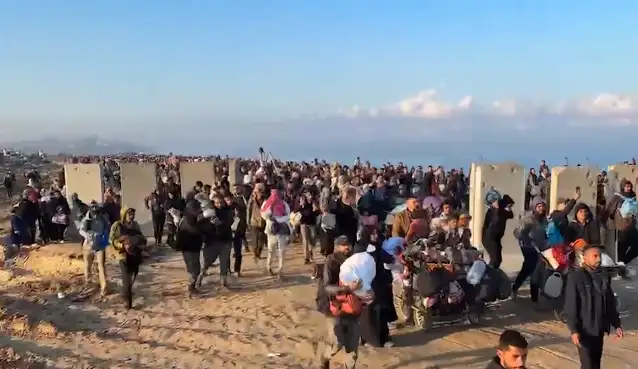 Gazze'de zorla yerinden edilen on binlerce Filistinlinin güneyden kuzeydeki topraklarına dönüşü başladı