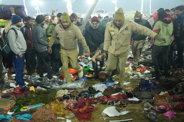Hindistan'da Maha Kumbh festivalinde çıkan izdihamda 30 kişi öldü