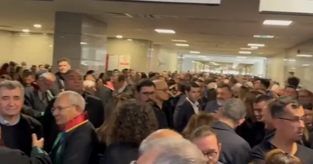 İstanbul Adliyesi koridorlarında çevik kuvvet barikat kurdu, izdiham yaşandı